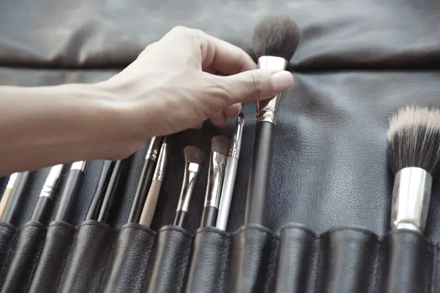 STORING YOUR BRUSHES