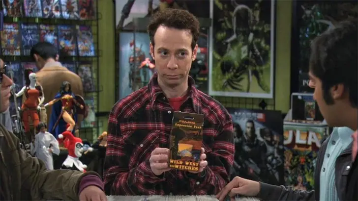 Kevin Sussman (who plays comic shop owner Stuart Bloom) actually worked at a comic book store in New York.
